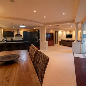 Apartment Large Luxury Located Right In Town, Taupo